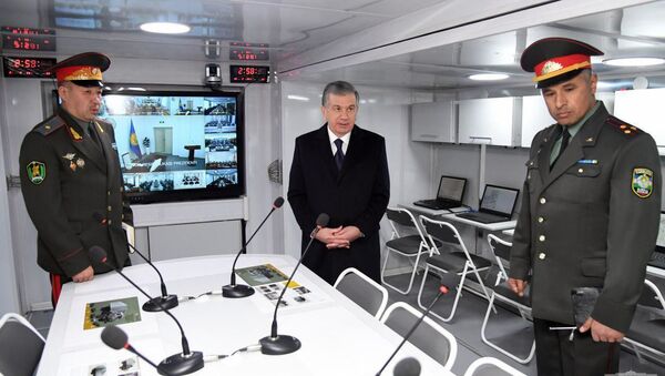 Мирзиёев в Воинском институте ИКТ - Sputnik Узбекистан