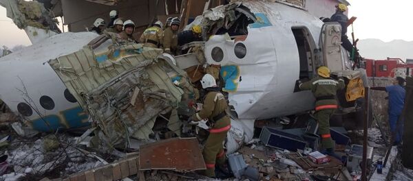 Сотрудники спасательной службы и полиции на месте крушения самолета Fokker 100 - Sputnik Узбекистан