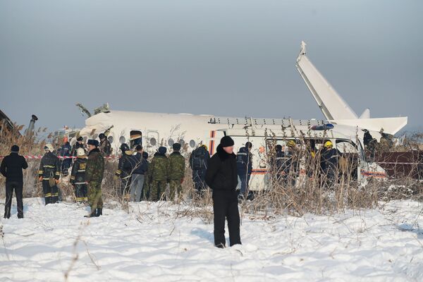Сотрудники спасательной службы и полиции на месте крушения самолета Fokker 100 - Sputnik Узбекистан