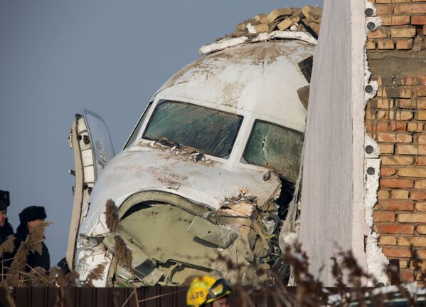 Потерпевший крушение пассажирский самолет Fokker 100  - Sputnik Узбекистан