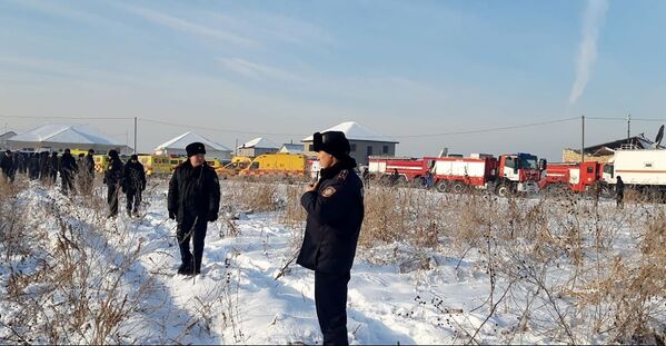 Сотрудники спасательной службы и полиции на месте крушения самолета Fokker 100 - Sputnik Узбекистан