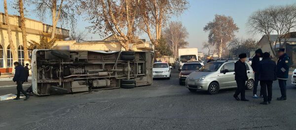 В Коканде автобус ISUZU столкнулся с грузовым автомобилем Газ-52 - Sputnik Узбекистан