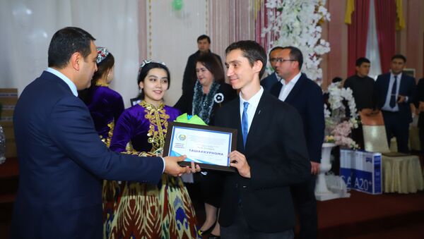 Хоким Наманганской области вручил благодарственную грамоту журналисту Sputnik Узбекистан - Sputnik Узбекистан