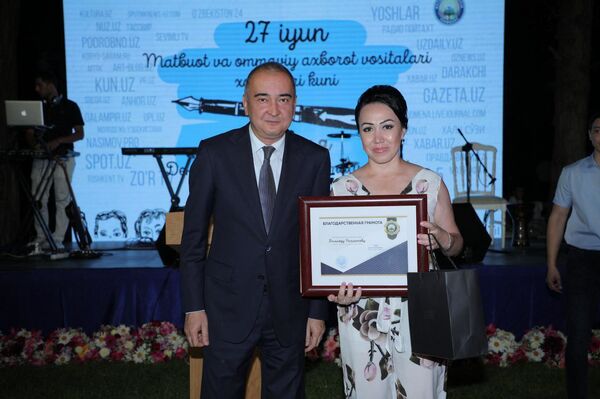 Журналист Sputnik удостоен награды от хокимията Наманганской области Журналист Sputnik удостоен награды от хокимията Наманганской области - Sputnik Узбекистан