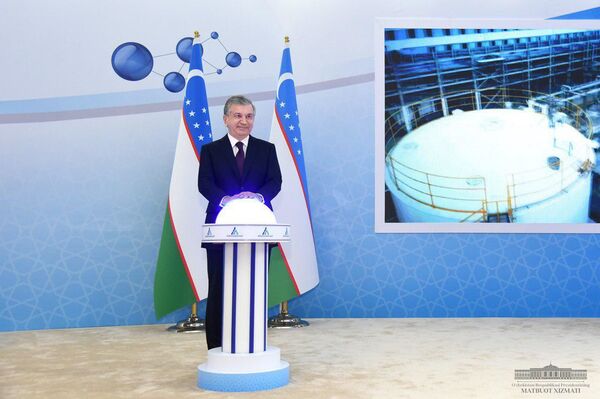 Мирзиёев отметил, что реализация проектов в АО Навоиазот далась нелегко - Sputnik Узбекистан