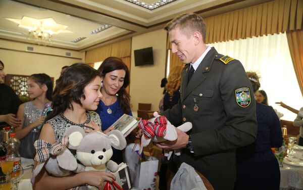 Спортсмены Минобороны Узбекистана вручают подарки воспитанникам школы-интерната 102 - Sputnik Узбекистан