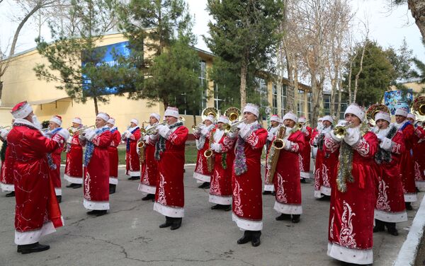 Военный оркестр с музыкантами в костюмах Деда Мороза - Sputnik Узбекистан
