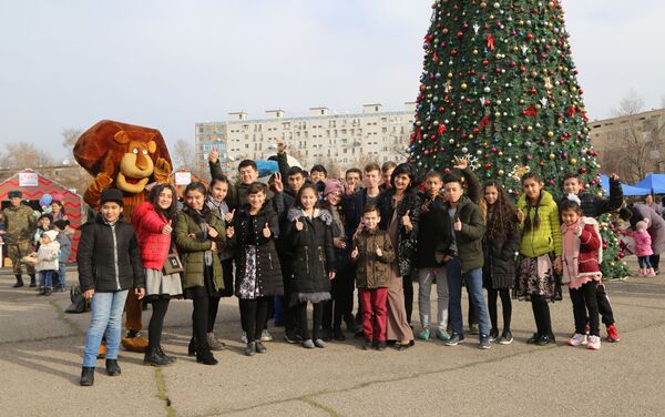 Воспитанники школы-интерната 102 на торжествах в честь Нового года - Sputnik Узбекистан