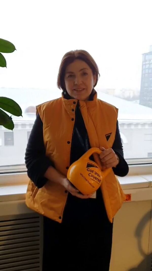 Заместитель главного редактора МИА Россия сегодня Наталья Лосева во время флешмоба в поддержку #SputnikЭстония  - Sputnik Узбекистан