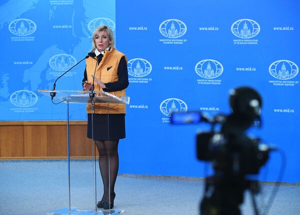 Официальный представитель Министерства иностранных дел России Мария Захарова во время брифинга в Москве - Sputnik Ўзбекистон