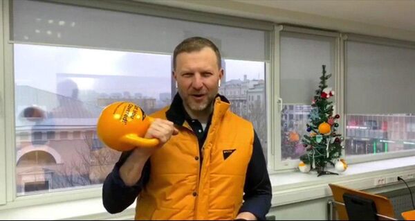 Директор по коммуникациям «Россия сегодня» Пётр Лидов во время флешмоба в поддержку Sputnik Эстония  - Sputnik Ўзбекистон