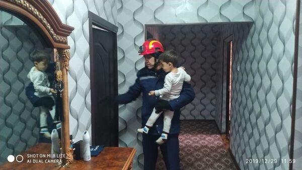 Одни дома: спасателям пришлось вскрыть дверь, вызволяя запертых детей - Sputnik Узбекистан