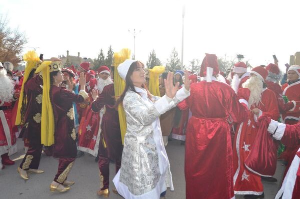 Бухару заполонили Деды Морозы — фото - Sputnik Узбекистан