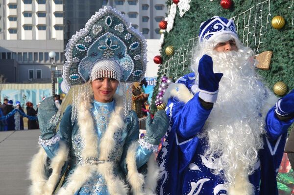 Бухару заполонили Деды Морозы — фото - Sputnik Узбекистан