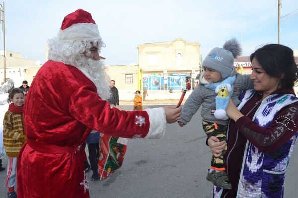 Бухару заполонили Деды Морозы — фото - Sputnik Узбекистан
