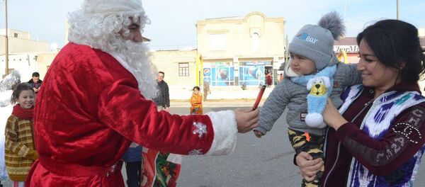 Парад Дедов Морозов в Бухаре Парад Дедов Морозов в Бухаре - Sputnik Узбекистан