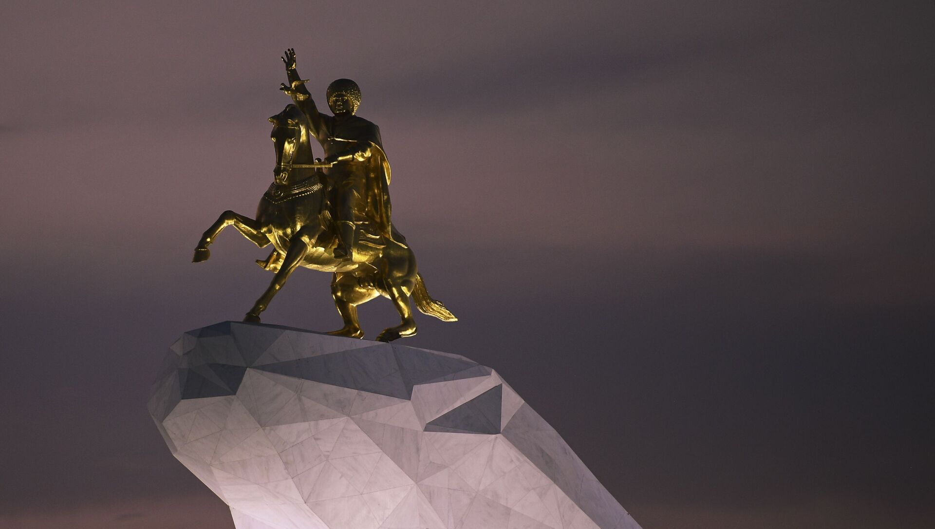 Памятник второму президенту Туркменистана Гурбангулы Бердымухамедову  Аркадаг в Ашхабаде - Sputnik Узбекистан, 1920, 28.02.2021