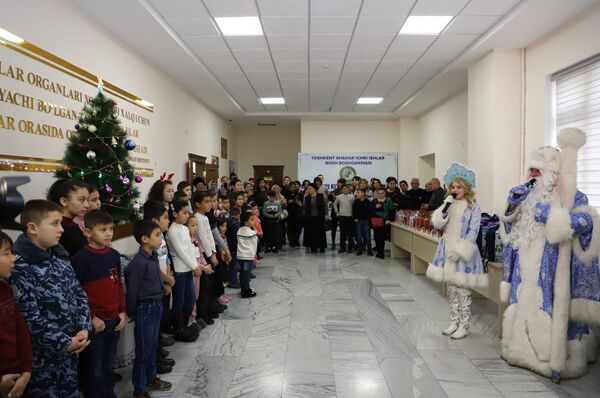 В ГУВД Ташкента поздравили детей сотрудников, погибших при исполнении долга - Sputnik Узбекистан