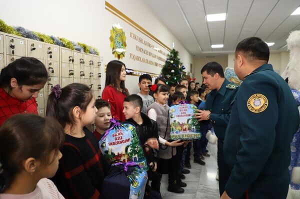 В ГУВД Ташкента поздравили детей сотрудников, погибших при исполнении долга - Sputnik Узбекистан
