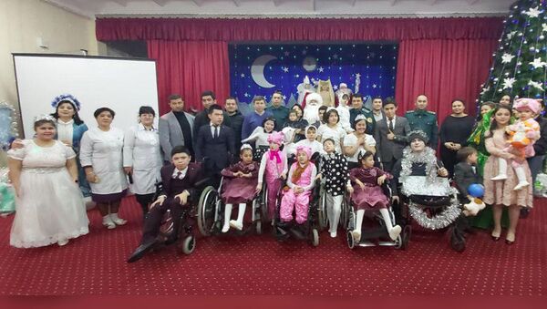 Сотрудники оформления миграции Ташкента поздравили детей из дома-интерната - Sputnik Узбекистан
