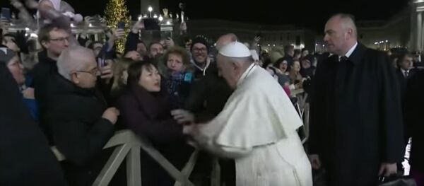 Папа Римский ударил женщину на праздновании Нового года - Sputnik Узбекистан