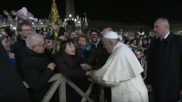 Папа Римский ударил женщину на праздновании Нового года - Sputnik Узбекистан