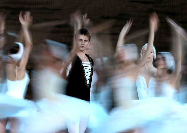 Артисты Новосибирского театра балета во время репетиции спектакля Лебединое озеро в Большом театре в Москве - Sputnik Узбекистан