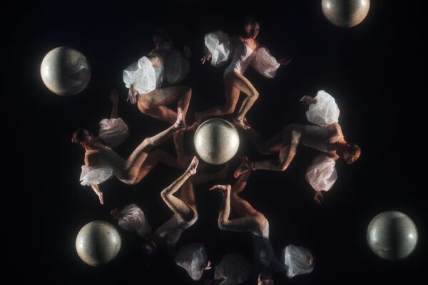 Артисты балета итальянского театра NoGravity в сцене из спектакля Леонардо в рамках фестиваля искусств Вдохновение в Москве - Sputnik Узбекистан