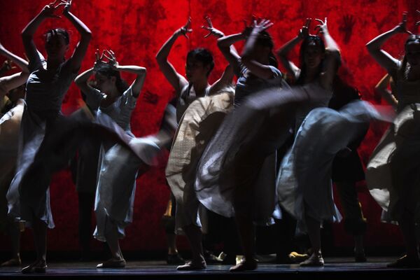 Артисты балета в сцене из спектакля Жизель на новой сцене Большого театра в Москве - Sputnik Узбекистан