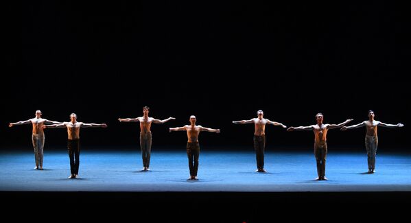 Сцена из балета Как дыхание на исторической сцене Большого театра - Sputnik Узбекистан