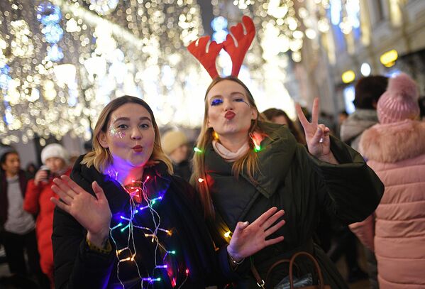 Девушки встречают Новый год на Никольской улице в Москве - Sputnik Ўзбекистон