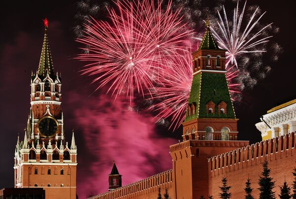 Новогодний салют над Красной площадью в Москве - Sputnik Ўзбекистон