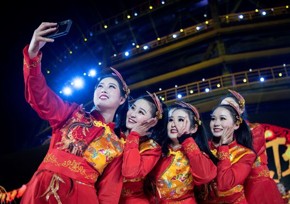 Артисты после наступления Нового года в Пекине  - Sputnik Ўзбекистон
