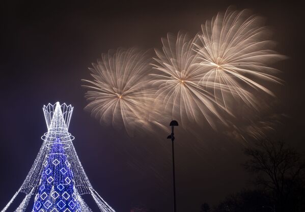 Салют над рождественской елкой в Литве  - Sputnik Ўзбекистон