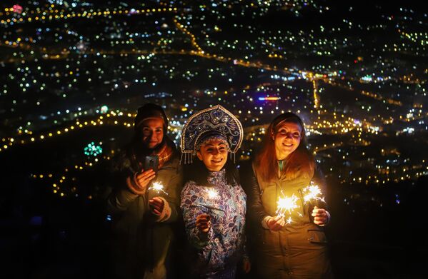 Жители и гости Пятигорска встречают Новый год на вершине горы Машук - Sputnik Ўзбекистон