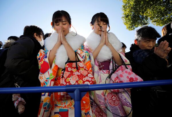 Девушки во время молебни в первый день нового года в Токио - Sputnik Ўзбекистон