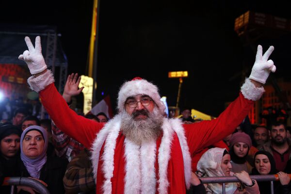 Антиправительственный протестующий во время празднования Нового года в Бейруте  - Sputnik Ўзбекистон