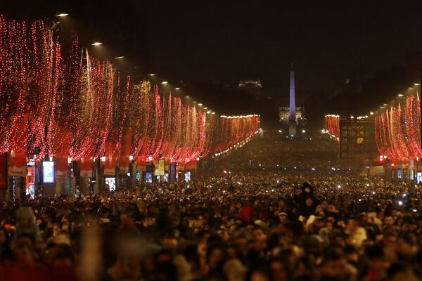 Жители во время празднования Нового года в Париже  - Sputnik Ўзбекистон