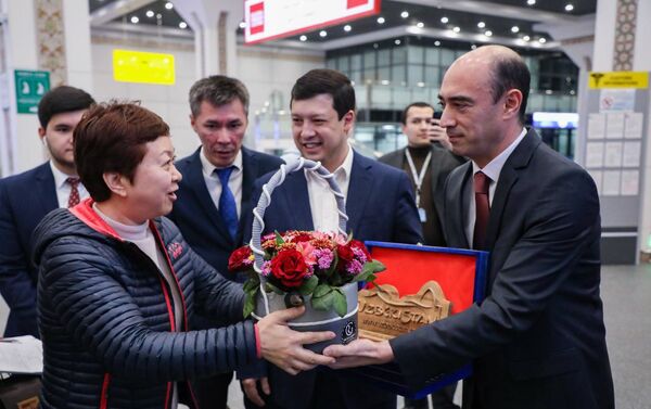Встреча Ли Джи Лин - первой гостьи из Китая, прибывшей по безвизовому режиму - Sputnik Узбекистан