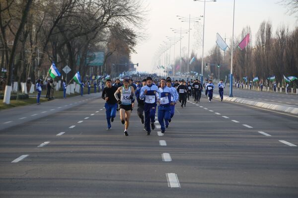 Marafon g‘oliblariga diplom va sovg‘alar topshirildi - Sputnik O‘zbekiston