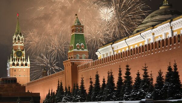 Праздничный салют во время празднования Нового года в Москве - Sputnik Узбекистан