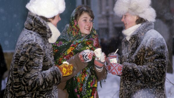 Девушки едят мороженое - Sputnik Узбекистан