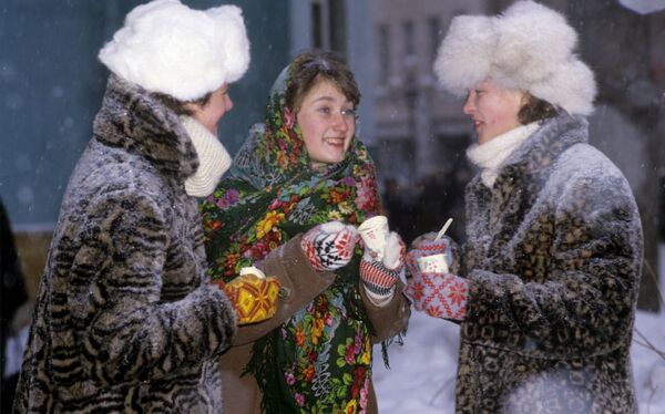 Девушки едят мороженое - Sputnik Узбекистан