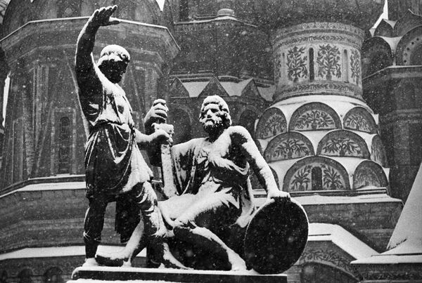 Памятник Козьме Минину и Дмитрию Пожарскому на Красной площади в Москве - Sputnik Узбекистан