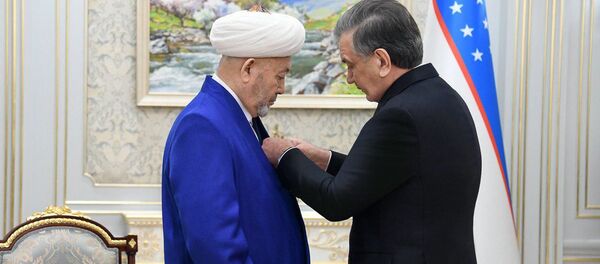 Муфтию Усмонхону Алимову вручен орден “Эл-юрт хурмати”  - Sputnik Ўзбекистон