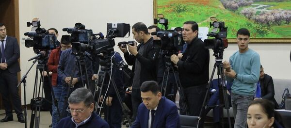 Журналисты во время освещения парламентских выборов в Узбекистане - Sputnik Узбекистан