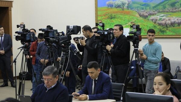 Журналисты во время освещения парламентских выборов в Узбекистане - Sputnik Узбекистан