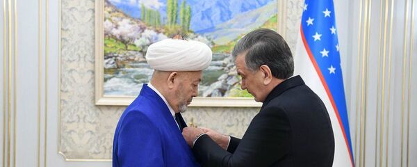 Муфтию Усмонхону Алимову вручен орден “Эл-юрт хурмати” Муфтию Усмонхону Алимову вручен орден “Эл-юрт хурмати” - Sputnik Узбекистан