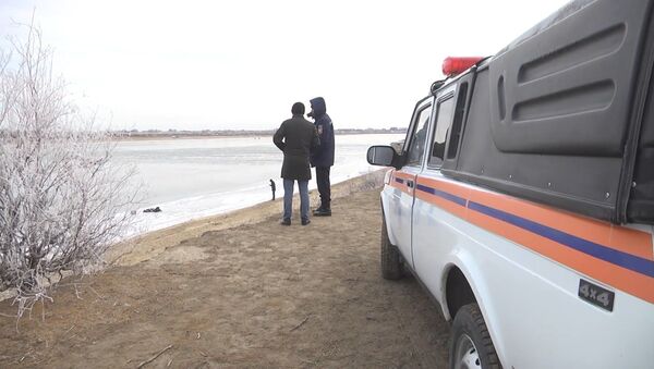 Полицейские в Казахстане спасли троих провалившихся под лед подростков - Sputnik Узбекистан