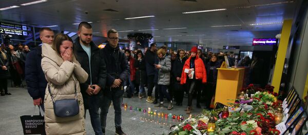 Kiyevning Borispol aeroporti, Iron elchixona binosi oldida aviahalokat oqibatida qurbon bo‘lganlar xotirasi yon olindi. Kiyevning Borispol aeroporti, Iron elchixona binosi oldida aviahalokat oqibatida qurbon bo‘lganlar xotirasi yon olindi. - Sputnik O‘zbekiston